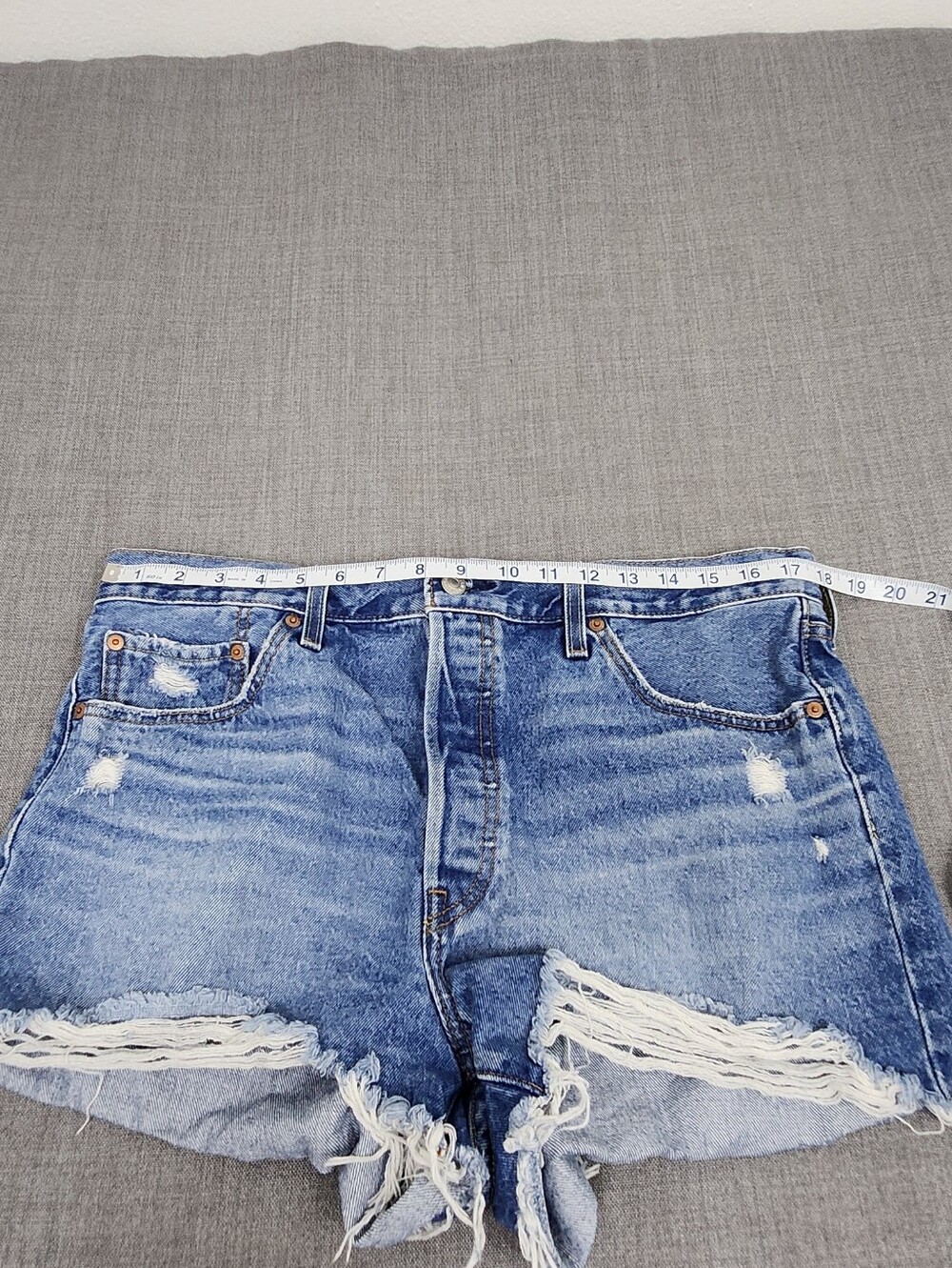Levis 501 Button Fly Medium Wash Distressed Style 100% Cotton Denim Jean Short - Picture 7 of 9